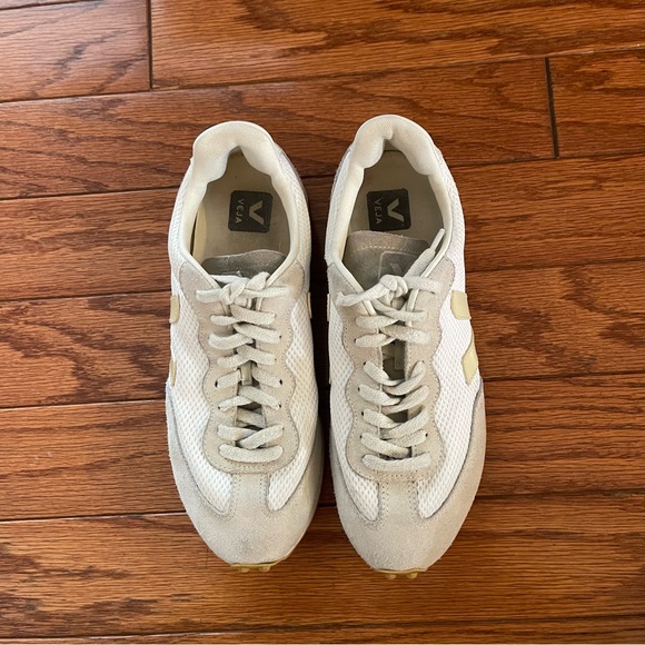 Veja rio Branco Alveomesh White and Tan Sneakers size 9 - Picture 2 of 9